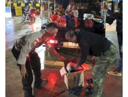 Anggota Polres Kupang Siap Siaga di Pelabuhan Feri Bolok Sejak Subuh. Ada Apa ?
