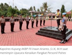 Dalam Suasana Hujan, Kapolres Kupang Pimpin Upacara Kenaikan Pangkat