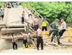 Luar Biasa !! Anggota TNI-Polri Bangun Jembatan Darurat Bagi Warga Oelatimo