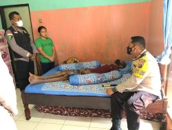 Jenguk Anggota Yang Sakit, Kapolres Kupang Lakukan Hal Penting Ini