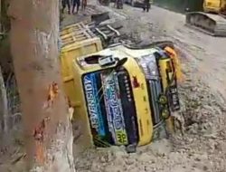 Ugal-Ugalan di Jalan Licin, Sebuah Truck Terbalik di Titik Longsor