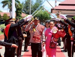 Lepas Mantan Kapolres Dengan Pedang Pora, Sambut Penggantinya Dengan Natoni Timor