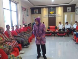 Temui Korban TPPO, Risma:”Jangan Pergi Tinggalkan Suami”