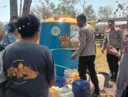 Peduli Kesulitan Warga Oesena, Polres Kupang Salurkan Air Bersih