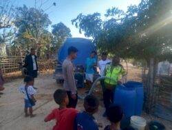 Warga Desa Oenaek, Dapat Air Bersih Dari Polsek Kubar