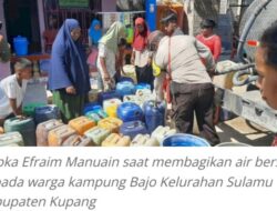 Air Sumur Tak Layak Minum, Polres Kupang Distribusi Air Bersih Untuk Warga Sulamu
