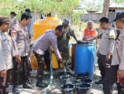 Kasi Humas Polres Kupang, Salurkan Air Bersih kepada Warga Korban Seroja di Oesena,