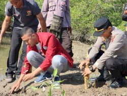 Selamatkan Pantai Wisata Sulamanda, Humas Polres Kupang dan Mahasiswa Lakukan Ini