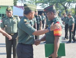 Beri Piagam Penghargaan Kepada Koptu Anronikus Tampani, Danrem 161/Wira Sakti: “Ini Merupakan Wujud Kebanggaan”