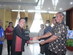 Serahkan Bantuan Hibah Kepada Rumah Ibadah, Masneno: “Niat Ini Sudah Lama, Namun Terkendala Anggaran”