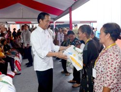 Pj. Gubernur NTT Bersama Presiden, Serahkan Bantuan Pangan