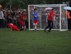 Sepak Bola Bersama Masyarakat, Presiden dan Pj. Gubernur NTT Disambut Sorak Sorai
