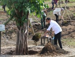 Sayang Lingkungan, Presiden RI Bersama Penjabat Gubernur Tanam Pohon