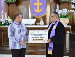 Pj. Wali Kota Kupang, Serahkan Dana Sosial Kepada Jemaat Imanuel Oepura