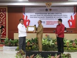 Sekda NTT, Serahkan DIPA Kepada Satuan Kerja dan Bupati se-NTT