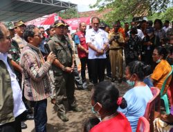Kepala BNPB Tinjau dan Serahkan Bantuan Bagi Pengungsi Erupsi Gunung Lewotobi Laki – Laki