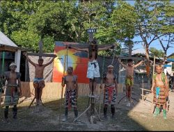 Pemeran Prosesi Jalan Salib di TTS, Pakai kain Adat Timor