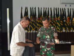 Masyarakat Serahkan Senjata M.16.A1 dan 108 Munisi, Kepada Danrem 161/WS