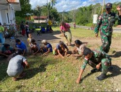 Satgas Yonkav 6/Naga Karimata dan Masyarakat Gotong – Royong Bersihkan Polindes