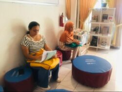 Sambil Tunggu Giliran, Pengunjung Dinas P&K Kota Kupang, Bisa Baca Buku