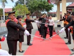 Terharu, Kompol Yulianus Lau, Purna Tugas, Dilepas Dengan Upacara Pedang Pora