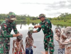 Hanya di Papua, TNI Ajar Anak-Anak Tata Cara Mandi