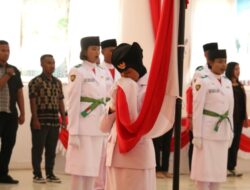 Ada Ikrar Putra Indonesia dan Aksi Cium Bendera Merah Putih Saat Pengukuhan Anggota Paskibraka