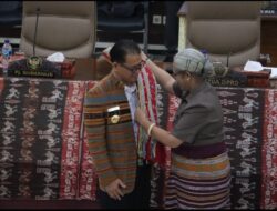 Pimpinan DPRD NTT, Sambut Pj. Gubernur Dengan Kain Tenun Nunkolo