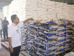 Kendalikan Inflasi, Pj. Bupati Cek Stok Beras di Gudang Bulog