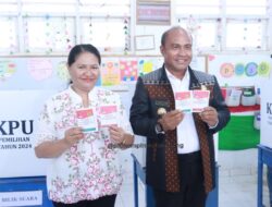 Ikut Tentukan Masa Depan Daerah, Pj. Wali Kota Kupang dan Istri Coblos di TPS 15