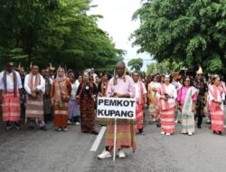Kota Kupang Tampil Memukau di Parade NTT Bertenun 2024, Dengan Motif Sepe