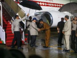 Pj. Gubernur NTT Andriko Susanto Jemput Kedatangan Presiden Prabowo di Tangga Pesawat