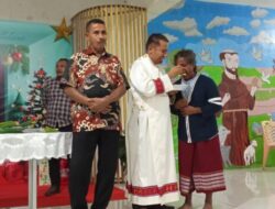 Perayaan HUT Paroki Fransiskus Azisi, Sederhana Namun Meriah, Oma Sofia Terima Tumpeng dari RD Dus