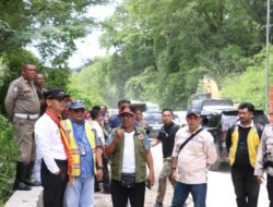 Saat di Lokasi Longsor Kabupaten TTS, Pj Gubernur Minta Masyarakat Waspada