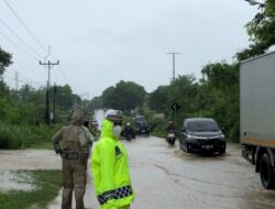 Banjir Hambat Lalin di Jalan Timor Raya