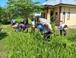 Plt. Sekda Kabupaten Kupang, Turun Langsung Bersihkan Lingkungan Civic Center, Untuk Apa?