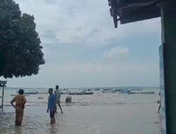 Air Laut Menggenangi Rumah Warga Tablolong, Anggota TNI – Polri Turun ke Lokasi