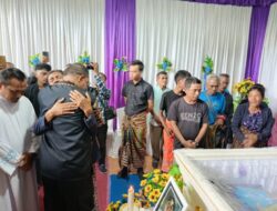 Meski Sibuk Gubernur NTT, Sempatkan Diri Melayat Ke Rumah Duka Mantan Bupati TTU