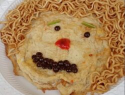 Ada “Penampakan” Wajah Yesus di Telur Anak Sekami Bello,