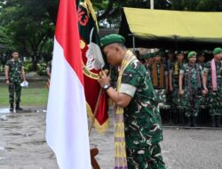 Bangkitkan Jiwa Ksatria, Prajurit Yonif 743/PSY, Ikut Tradisi Cium Bendera Perang