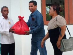 Panitia Paskah Paroki Fransiskus Asisi Beri Sembako, Umat Kapela Usapi dan Bone Senang