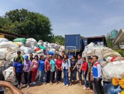 Menginspirasi ! Pegawai Undana Tidak Gengsi Pilih Sampah