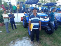 Maurits Reke:”Senang Dapat Tractor 4 Roda Dari Pemerintah”