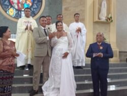 Ucap Janji Suci di Hadapan Imam dan Umat, Stefen Peru Wanda dan Anna Maria Toasu Resmi Jadi Suami Istri