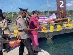 Tabur Bunga di Pelabuhan Feri, Bukti Kapolres Kupang Tau Hargai Pahlawan Maritim