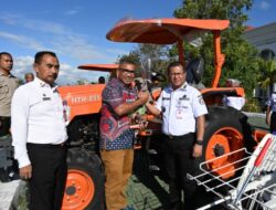 Pemkab Kupang, Serahkan Tractor Gelombang Ketiga Kepada Petani