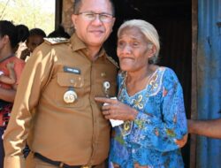 Peduli Lansia, Bupati Kupang Temui Felpina Pian, Bawa Ini