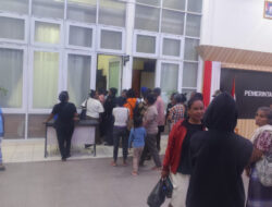 Massa Aksi Korban Seroja, Paksa Masuk Ruang Bupati Kupang, Setelah Dobrak Pintu