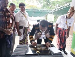 Bupati Kupang Tandatangani Prasasti Pada Peresmian Gedung Kantor Desa Besmarak