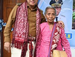Janda Maria Metnope, Terima Kunci Rumah Dari Bupati Kupang